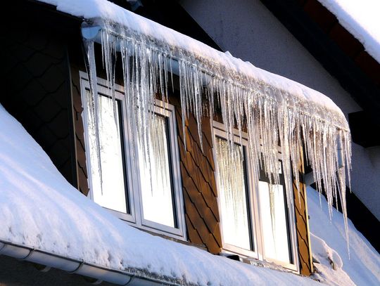 Ważny temat: Śnieg zalegający na budynkach to ogromne zagrożenie 