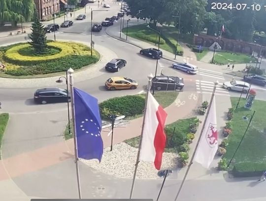 [WIDEO] Policjanci pomogli szybko i bezpiecznie dotrzeć do szpitala kobiecie, która urodziła w aucie dziecko