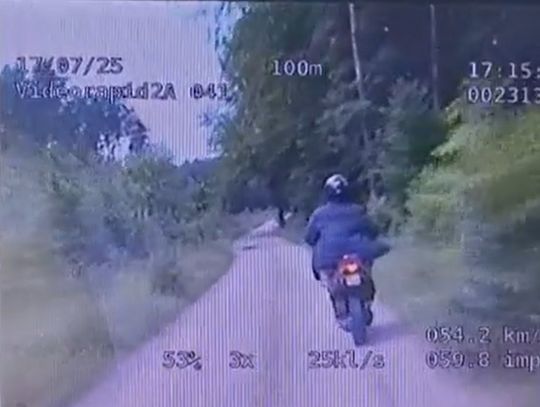 [WIDEO] Policjanci zatrzymali nietrzeźwego 21-latka. Jechał jednośladem i miał problemy z utrzymaniem równowagi