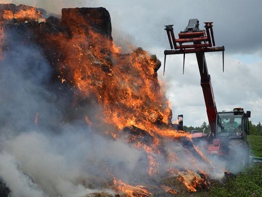 Wielki pożar w Ciecholewach. Płonie około 150 ton słomy 