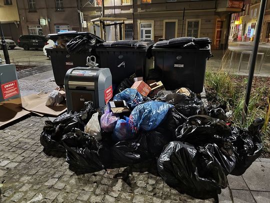 "Wielki ŚMIETNIK" w centrum miasta. Władza chowa głowę w piasek? 