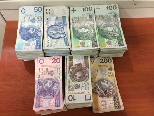 WIELKIE PIENIĄDZE WŚRÓD ŚMIECI! Ok. 70 tys. zł w foliowych woreczkach na taśmie w sortowni