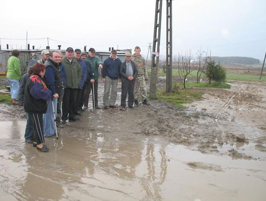 Wieś jak pobojowisko. Błoto i nerwy - po drogach w Wolentalu nie przejedzie nawet karetka pogotowia 