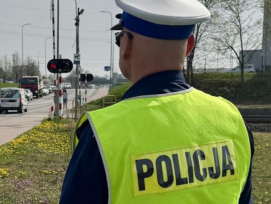 Wjechał na przejazd i utknął pomiędzy rogatkami. Pociąg musiał awaryjnie hamować!