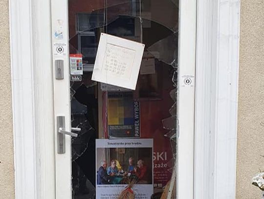 Włamanie do Klubokawiarni Szafa. Sprawcy wybili szybę i weszli do lokalu 