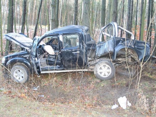 Wpadł w poślizg, zatrzymał się na drzewach 