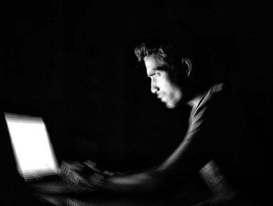 Wpłacali pieniądze oszustom. Śledztwa w toku, pięć osób z zarzutami