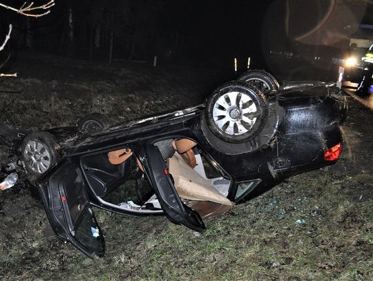 WRACAMY DO SPRAWY: 41-latek zjechał z drogi i dachował. Ranne zostały 4 osoby 