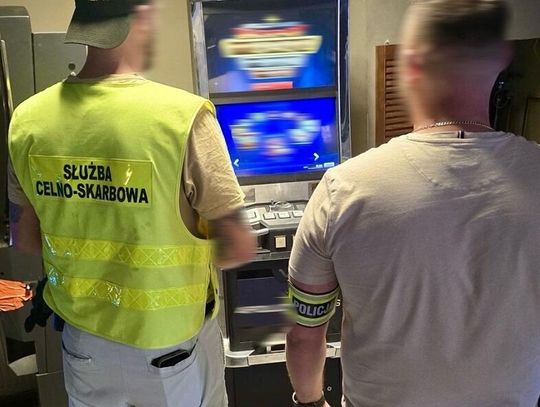Wspólna akcja Policji i KAS. Zabezpieczono sześć nielegalnych automatów do gier
