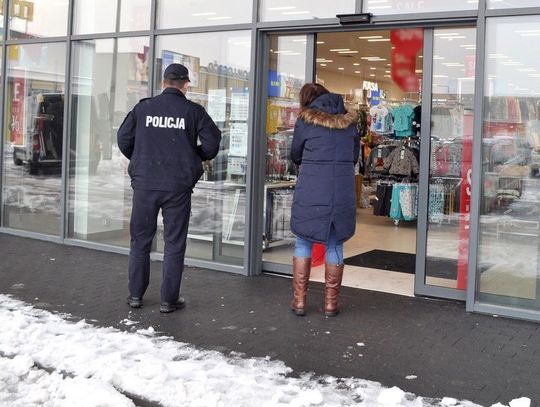 Wspólne kontrole policji i sanepidu. Skontrolowano siłownie, solaria, obiekty sportowe oraz placówki usługowo-handlowe. 
