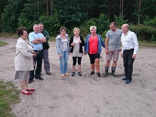 Wyboista droga  pełna problemów. Mieszkańcy chcą równej drogi i bezpiecznego skrzyżowania