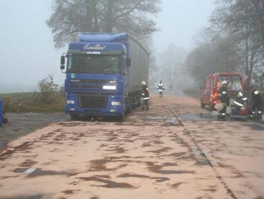 Wyciek paliwa na drodze krajowej nr 22. Spowodowała wypadek jadąc bez uprawnień