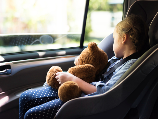 Wynajem auta a przewożenie dzieci w fotelikach – co warto wiedzieć?