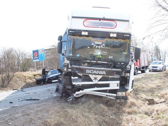 Wypadek audi z TIR-em, ranny kierowca jest w szpitalu