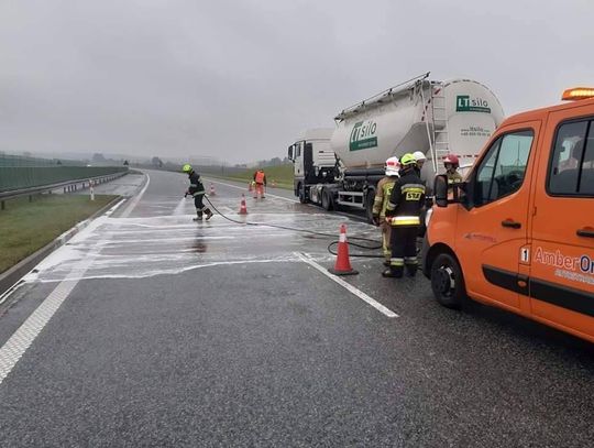 Wypadek na A1. Na jezdnię wyciekło 650 litrów oleju napędowego 