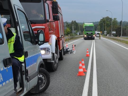 Wypadek na DK 22.Motocyklista wpadł w poślizg i uderzył w osobowego seata