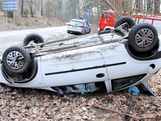 Wypadek na drodze wojewódzkiej nr 214 pomiędzy Skórczem, a miejscowością Głuche. Policja wyjaśnia okoliczności zdarzenia 