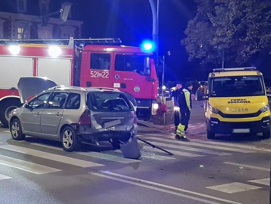 Wypadek na skrzyżowaniu ulicy Gdańskiej z Mickiewicza. Trzy osoby zostały poszkodowane 