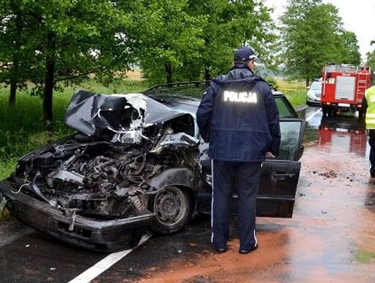 WYPADEK - osobówka wjechała w tył busa. Ranny kierowca trafił do szpitala