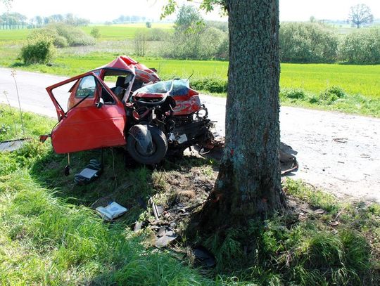 Wypadek śmiertelny w Mirycach. Kobieta volkswagenem czołowo w drzewo