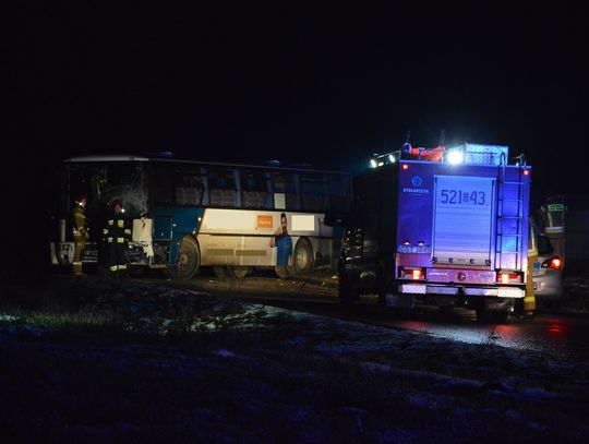 Groźne zdarzenie w Kokoszkowach! Autobus wypadł z drogi i uderzył w ogrodzenie. Na miejscu pracują służby