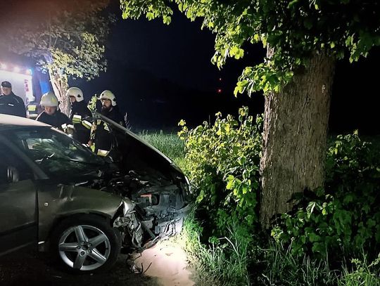 Wypadek w miejscowości Wałdówko. Samochód osobowy uderzył w drzewo