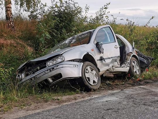 Wypadł z zakrętu i dachował. Pijany 30-latek na szczęście jechał sam