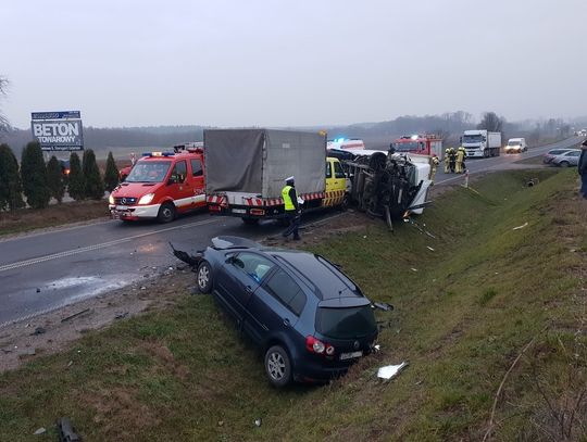 Wyprzedzając doprowadził do wypadku. Kierowca Peugeota poszukiwany 