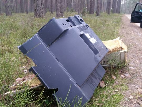 Wyrzucają co popadnie. Telewizory, lodówki, meble. Mieszkańcy zawożą śmieci do lasów?
