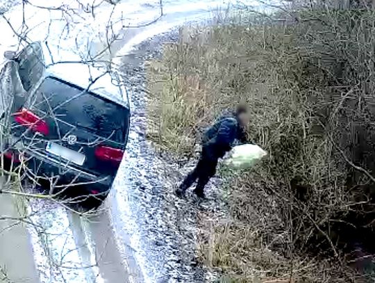 Wyrzucał śmieci do rzeki. Został nagrany. Karma szybko do niego wróciła [NAGRANIE]