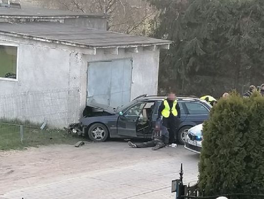 Z OSTATNIEJ CHWILI: Kolejny policyjny pościg ulicami miasta za BMW. Pojazd rozbił się na garażu [FOTO, NAGRANIE]