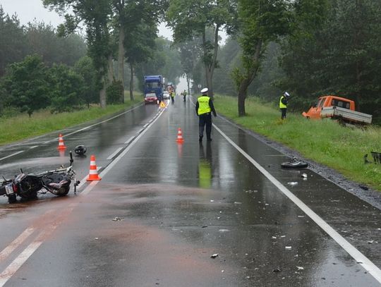Z OSTATNIEJ CHWILI: Tragiczny wypadek na krajowej „22”. Zginął motorowerzysta