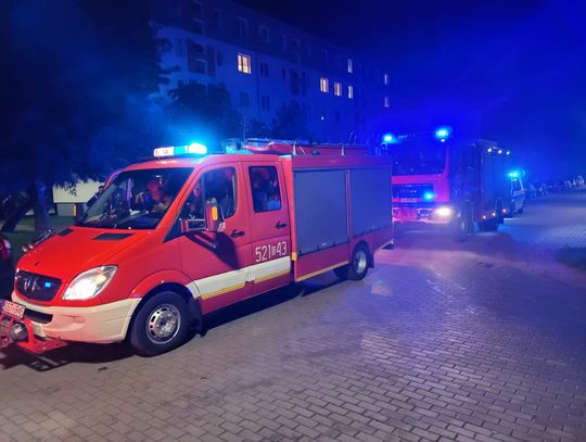 Z OSTATNIEJ CHWILI: Wybuch i pożar w bloku przy Al. Jana Pawła II w Starogardzie Gd. Poparzone zostały 4 osoby