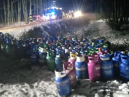 Z ostatniej chwili: Wypadek w okolicach przejazdu kolejowego w Zblewie. Na jezdnię wysypały się butle z gazem