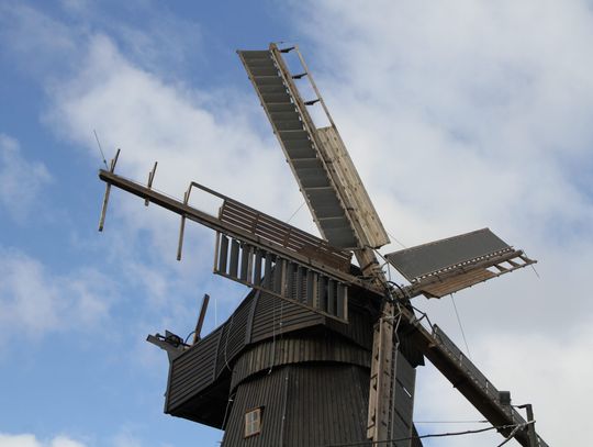 Zabytkowy wiatrak w Tczewie uszkodzony przez silny wiatr. Zostanie naprawiony w ramach gwarancji