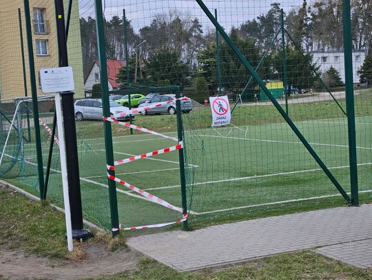 Zakaz wstępu na boisko osiedlowe w Pelplinie. Pod sztuczną murawą zapadła się ziemia