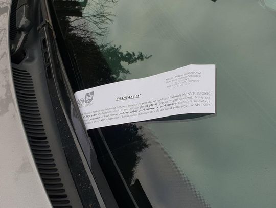 Zakład Komunikacji Miejskiej ostrzega kierowców. Liściki za wycieraczkami pojazdów 