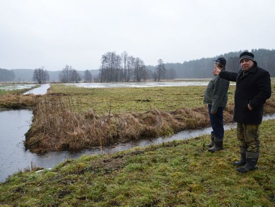 Zalewa ich rzeka. Nie mogą uprawiać swych pól