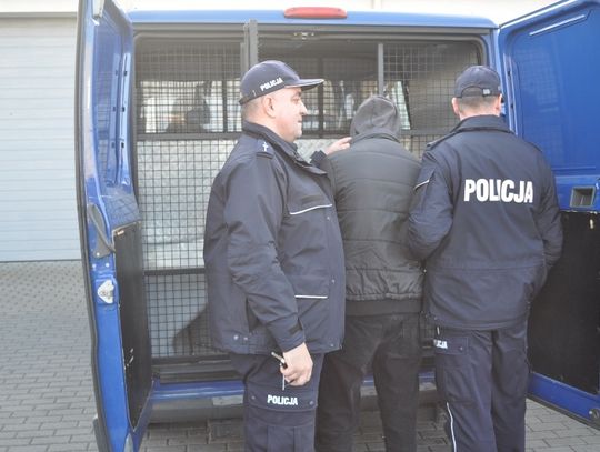 Zamiast remontować ukradł pieniądze i biżuterię 