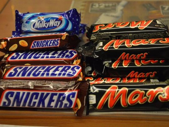Zanieczyszczone plastikiem batony?! Wycofują ze sklepów batony Snickers, Milky Way i Mars!