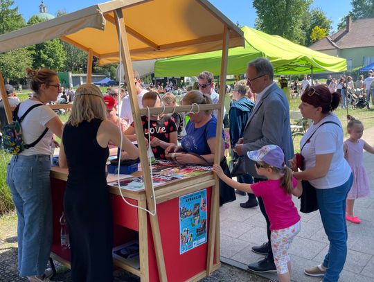 Zaśpiewali dla małej Laury chorej na białaczkę. Trwa zbiórka środków na leczenie dziewczynki