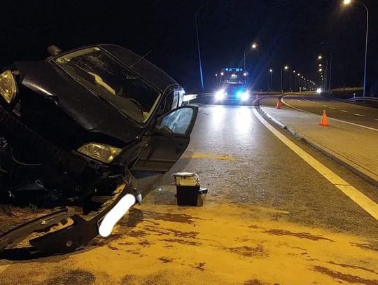  Zawiniła zapalniczka? Nietrzeźwy 33-latek rozbił auto na barierach 