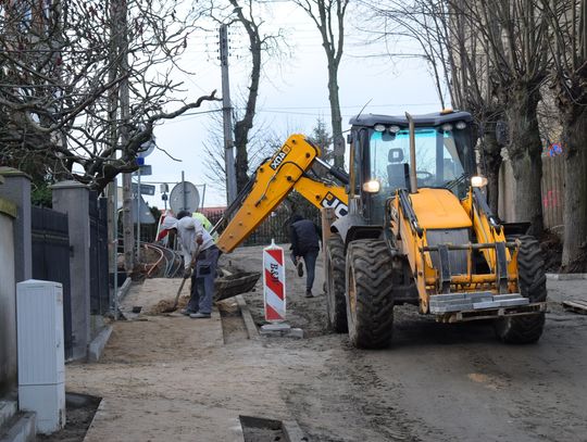 Zdemontowano kładkę nad Wietcisą, na Mickiewicza powstaje chodnik