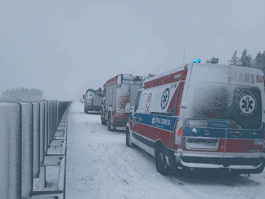 Zderzenie aut osobowych na autostradzie. Wśród rannych cztery osoby...