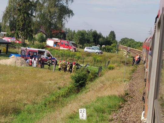 Zderzenie samochodu osobowego z pociągiem na przejeździe kolejowym "Kochanki" [FOTO, WIDEO]