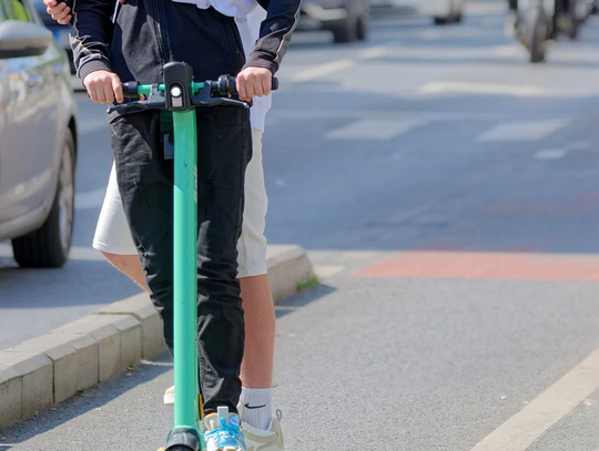 Zderzenie samochodu z hulajnogą elektryczną w Starogardzie Gdańskim. Jedna osoba trafiła do szpitala