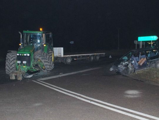 Zderzenie twingo z ciągnikiem. 4 osoby ranne