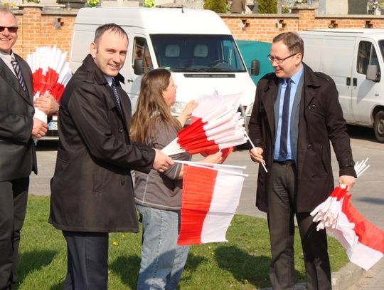 ZDJĘCIA: Prezydent miasta rozdawał flagi na targowisku miejskim