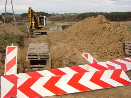 ZDJĘCIA. Tragedia na budowie. Pracownik zginął przysypany ziemią