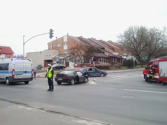 ZDJĘCIA. Wypadek drogowy, poszkodowane dziecko trafiło do szpitala
